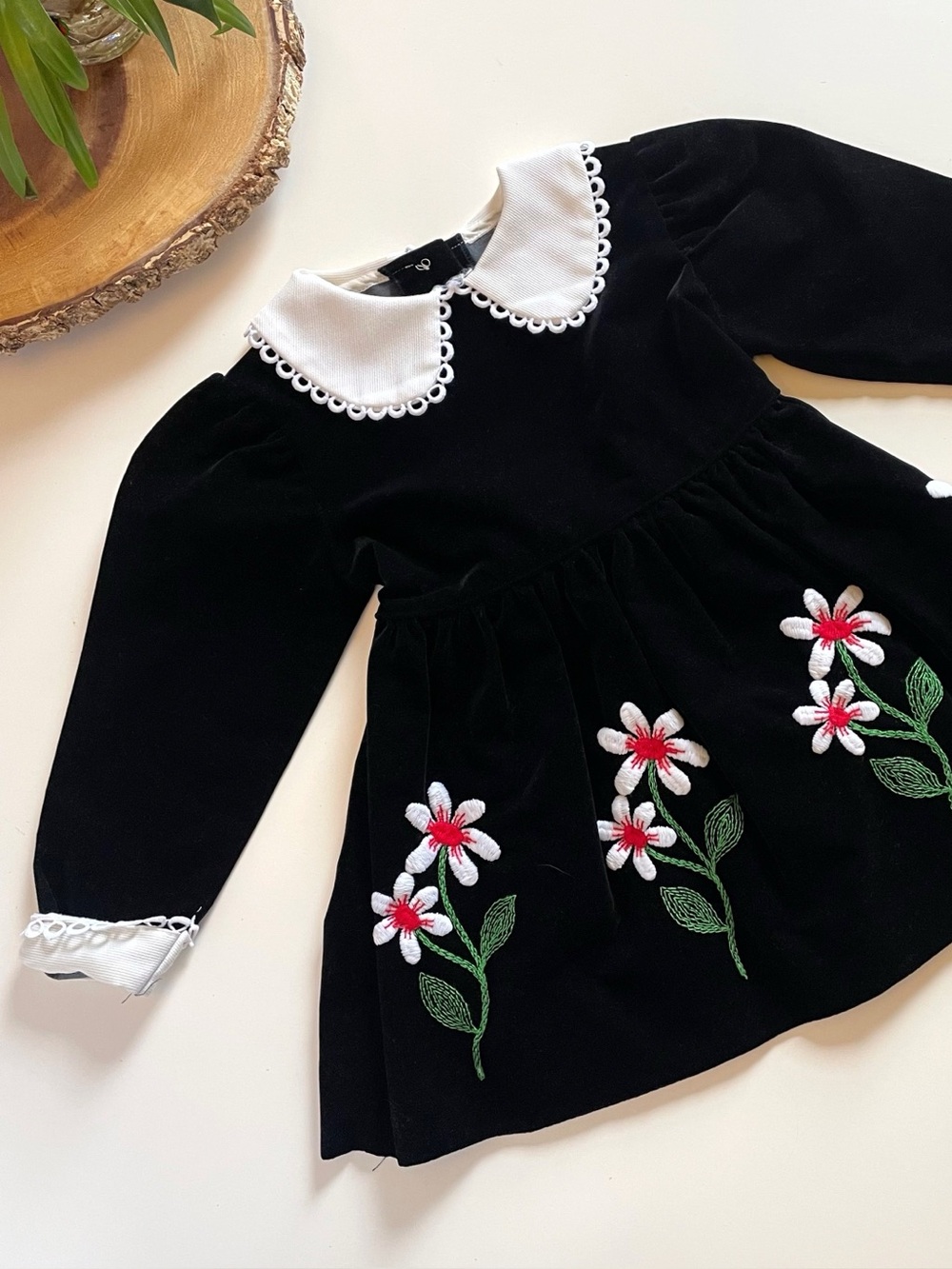 Vintage Black Velvet Daisy Flower Embroidered Collared Dress | See measurements